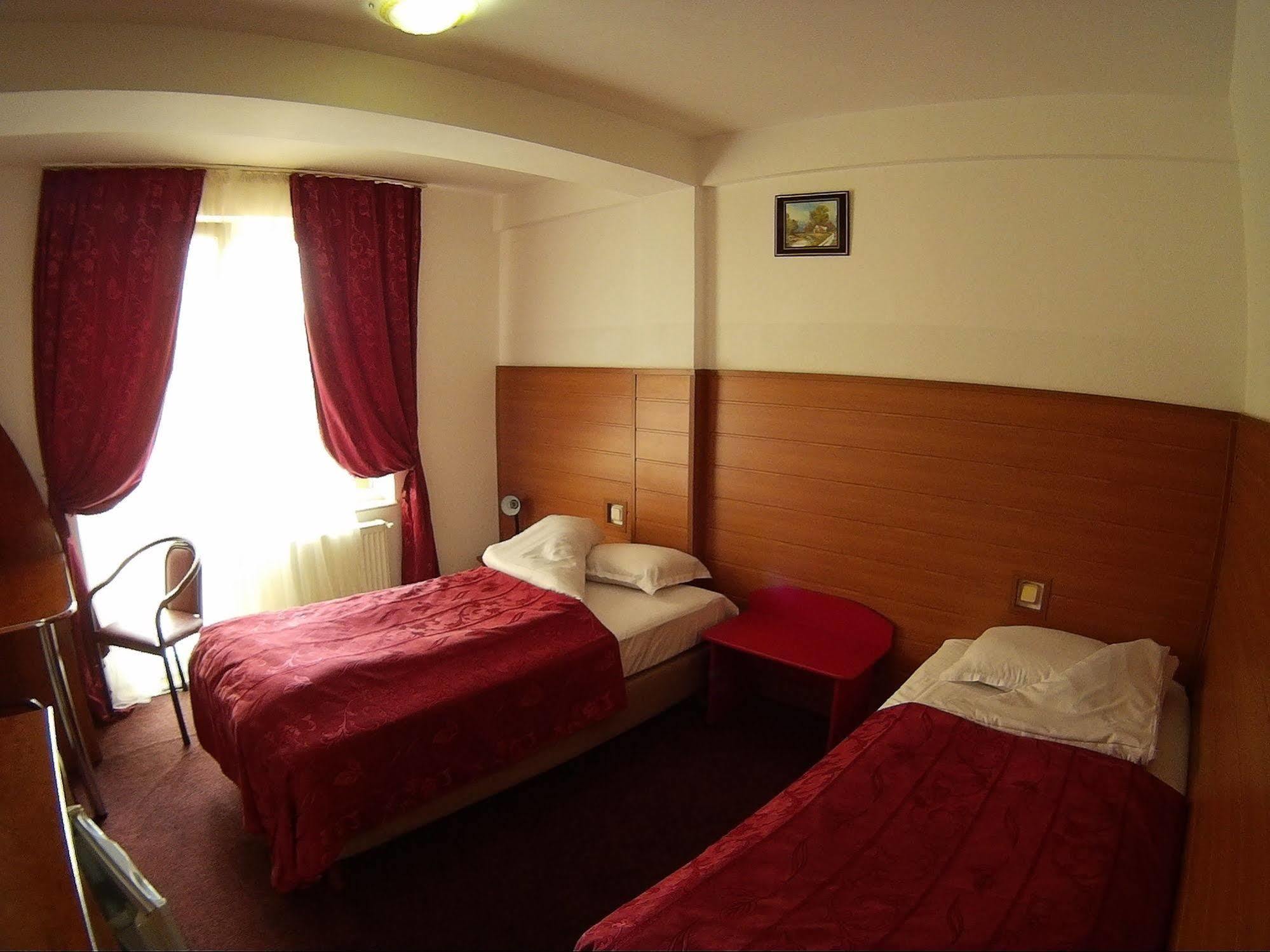Pensiunea Meteora Suceava Exterior foto